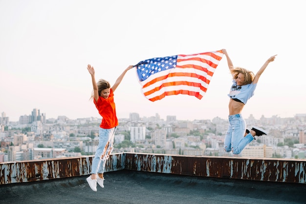 Concepto para el día de la independencia con chicas alegres en techo