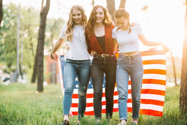 Concepto del día de la independencia con chicas jóvenes en la naturaleza