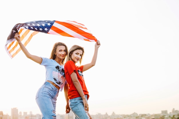 Concepto para el día de la independencia con chicas jóvenes en techo