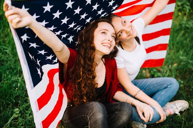 Concepto del día de la independencia con chicas en la naturaleza