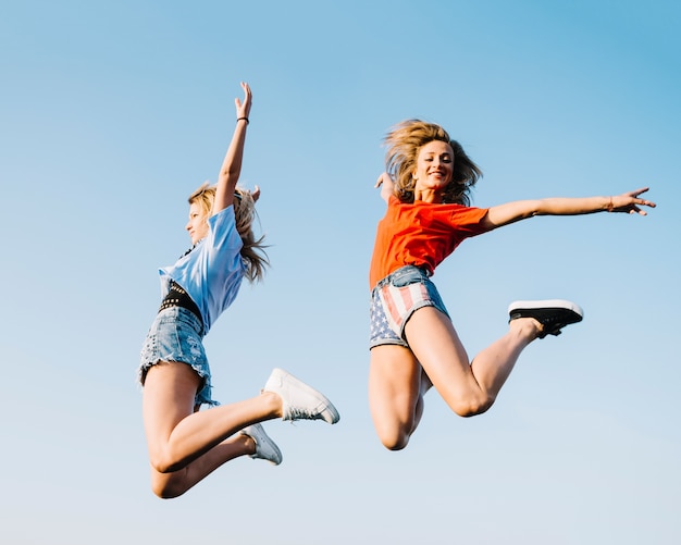 Concepto del día de la independencia con chicas saltando