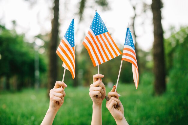 Concepto del día de la independencia con chicas sujetando tres banderas