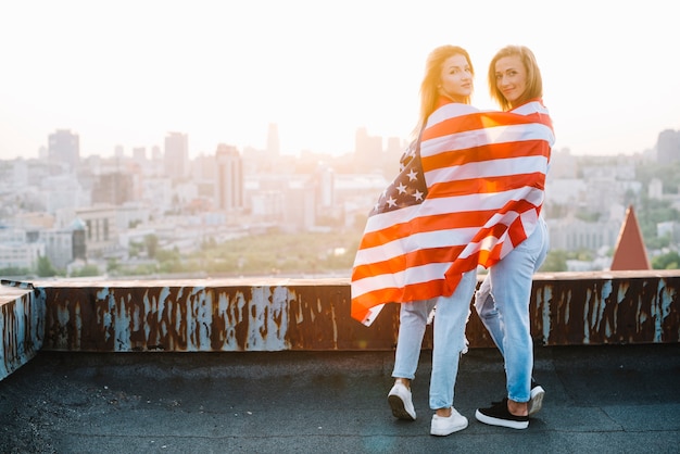 Concepto para el día de la independencia con chicas en techo