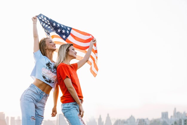 Concepto para el día de la independencia con dos chicas en techo