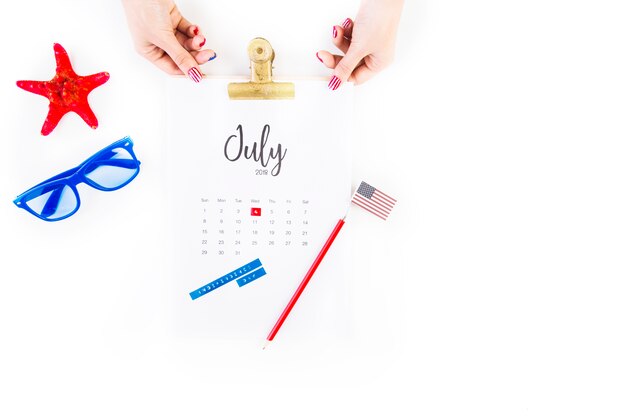 Concepto para el día de la independencia de los eeuu con manos tocando calendario