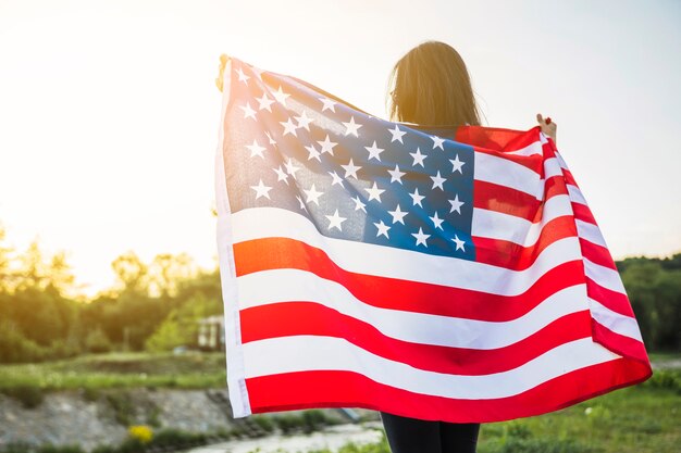 Concepto para el día de la independencia de los eeuu con mujer en la naturaleza