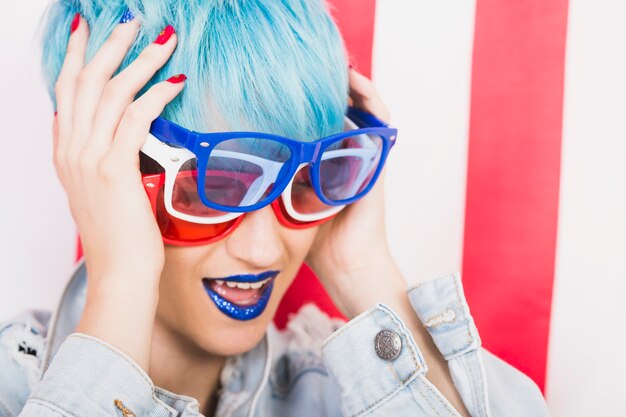 Concepto para el día de la independencia de eeuu con mujer punk con tres gafas de sol