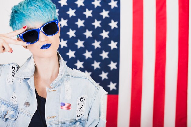 Concepto para el día de la independencia de eeuu con mujer punk