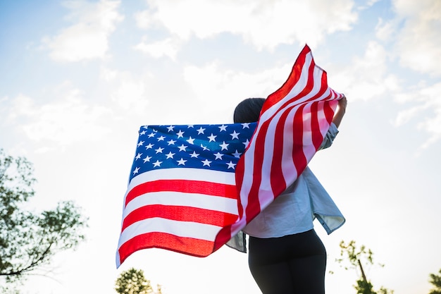 Concepto para el día de la independencia de los eeuu con mujer