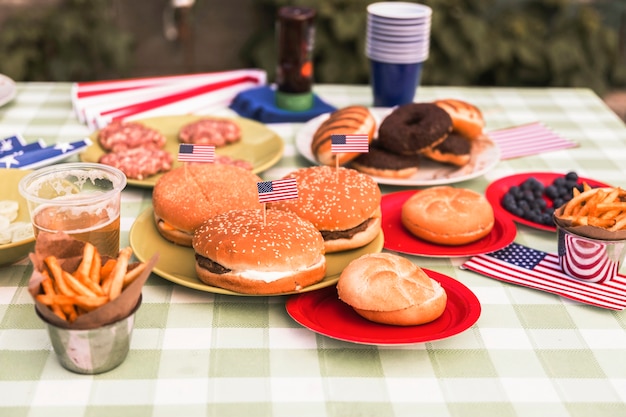 Concepto para el día de la independencia con hamburguesa