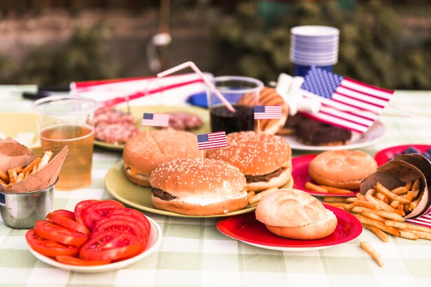 Concepto para el día de la independencia con hamburguesa