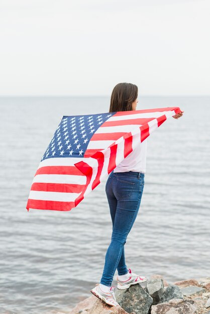 Concepto para el día de la independencia con mujer por el mar