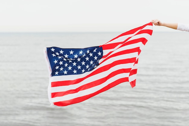 Foto gratuita concepto para el día de la independencia con mujer por el mar