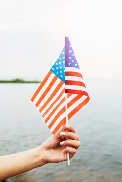 Concepto para el día de la independencia con mujer por el mar