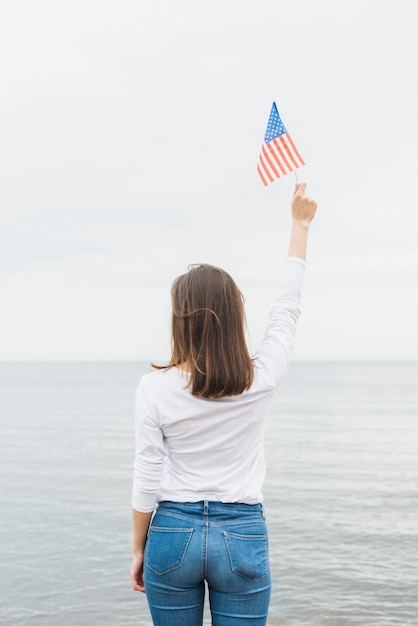 Concepto para el día de la independencia con mujer por el mar