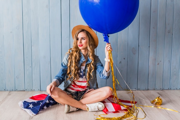 Concepto para el día de la independencia con mujer sentada con globo