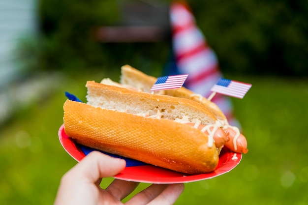 Concepto para el día de la independencia con perritos calientes