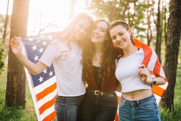 Concepto del día de la independencia con tres chicas en el bosque