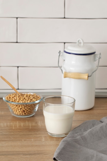 Foto gratuita concepto de día de leche de alto ángulo con garbanzos