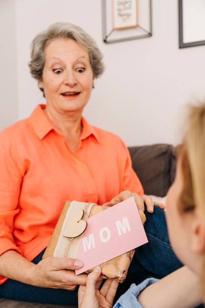 Foto gratuita concepto para el día de la madre con caja de regalo