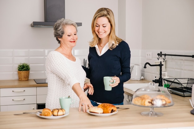 Foto gratuita concepto para el día de la madre en cocina