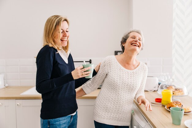 Foto gratuita concepto para el día de la madre en cocina