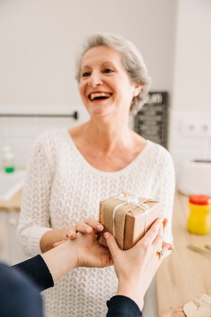 Foto gratuita concepto para el día de la madre en cocina