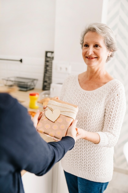 Foto gratuita concepto para el día de la madre en cocina