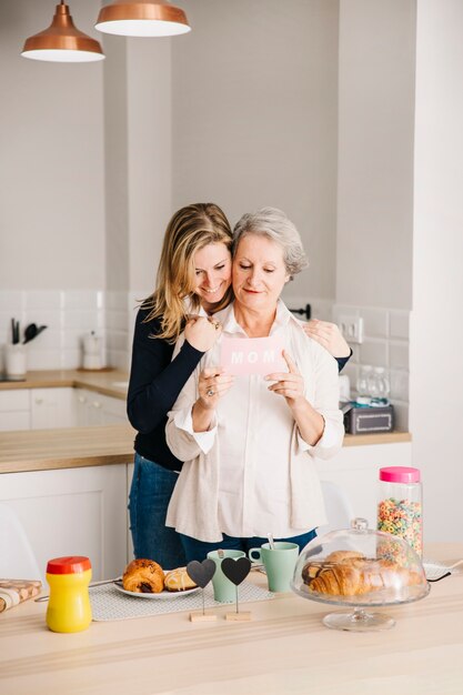 Foto gratuita concepto para el día de la madre en cocina