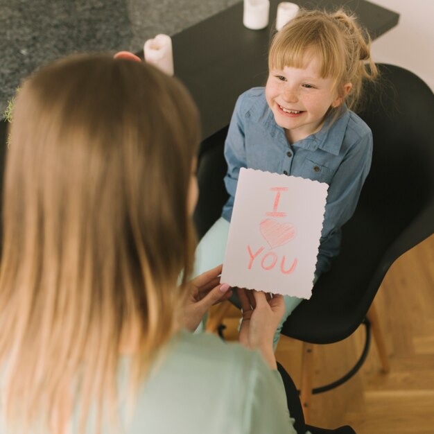 Concepto para el día de la madre con dibujo de niña en papel