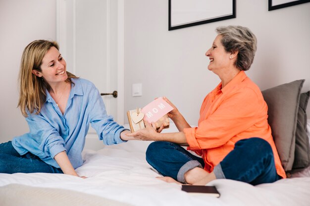 Concepto para el día de la madre en dormitorio con caja de regalo