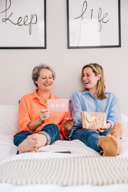 Concepto para el día de la madre en dormitorio con cajas de regalo