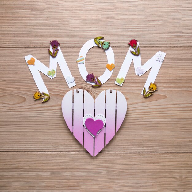 Concepto del día de la madre con letras que ponen mom y corazón