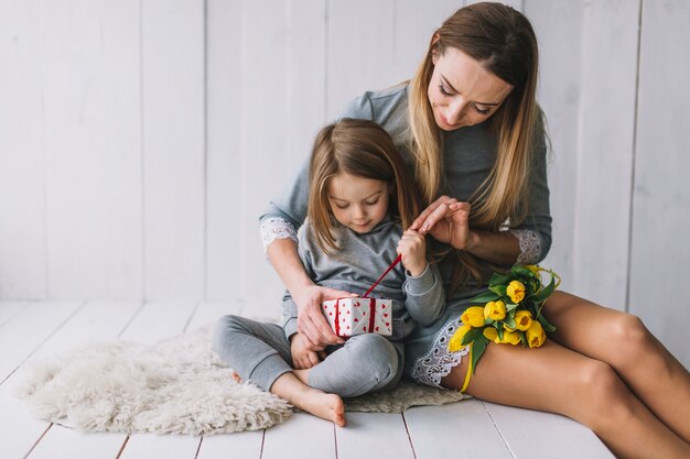 Concepto del día de la madre con madre e hija en cama