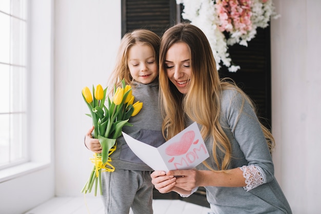 Concepto del día de la madre con madre e hija leyendo