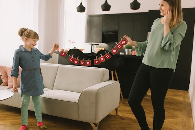 Concepto para el día de la madre con madre e hija en salón