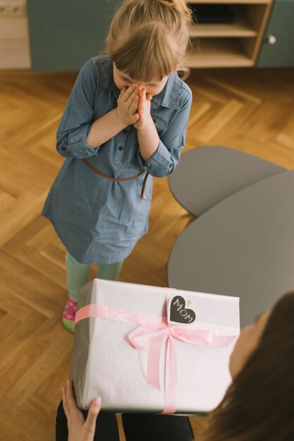 Concepto para el día de la madre con madre recibiendo regalo