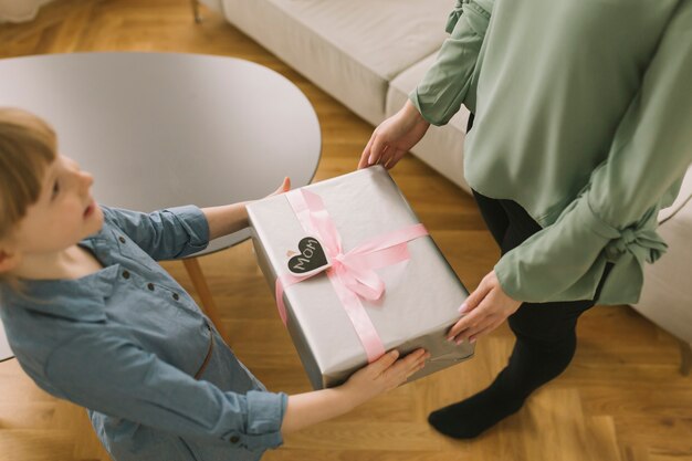 Concepto para el día de la madre con niña dando regalo