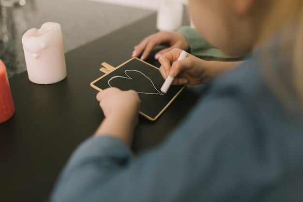 Concepto para el día de la madre con niña dibujado con tiza