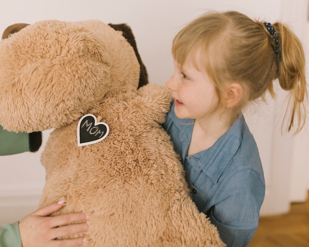 Foto gratuita concepto para el día de la madre con peluche