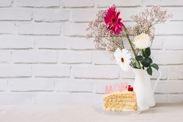 Concepto del día de la madre con planta y tarta