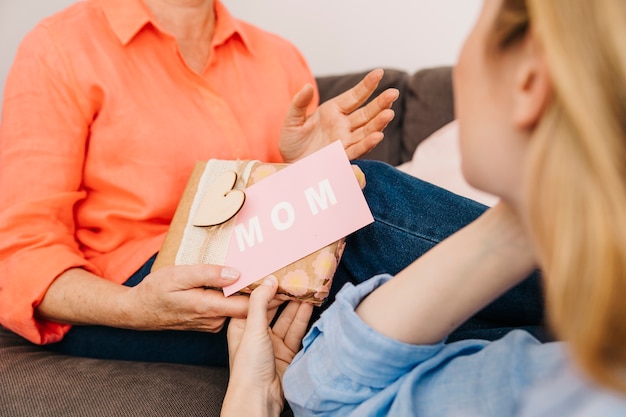 Foto gratuita concepto para el día de la madre con regalo de cerca