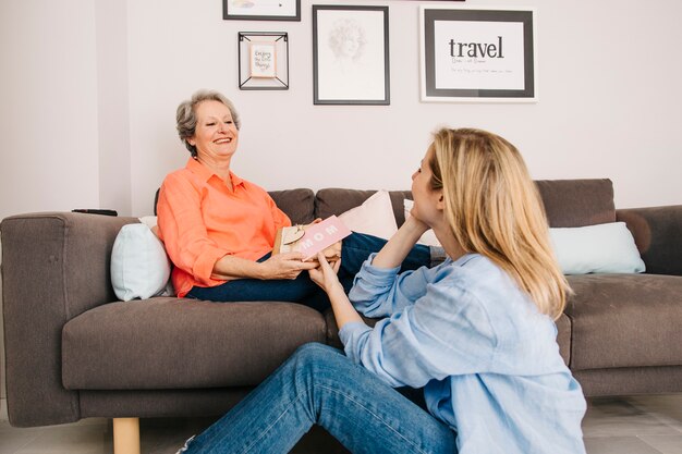 Concepto para el día de la madre con regalo