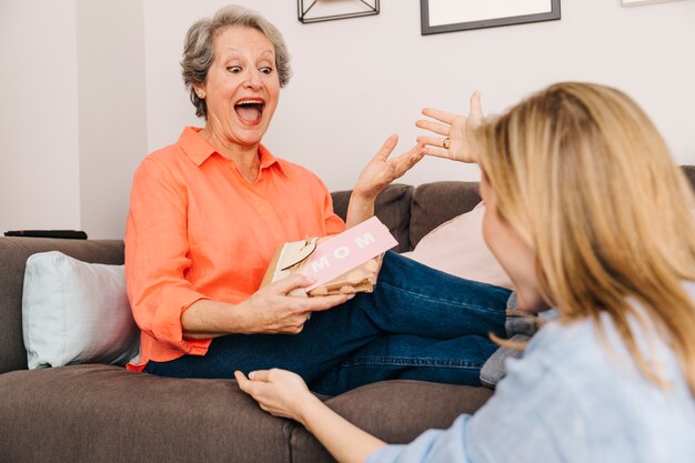 Concepto para el día de la madre con regalo