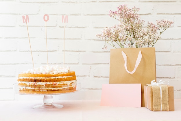 Foto gratuita concepto del día de la madre con tarta y bolsa de compras