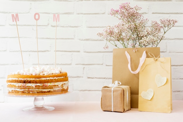 Foto gratuita concepto del día de la madre con tarta y bolsa