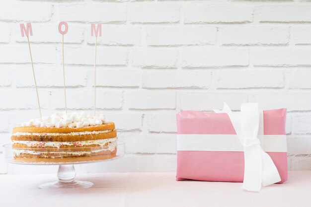 Concepto del día de la madre con tarta y caja de regalo