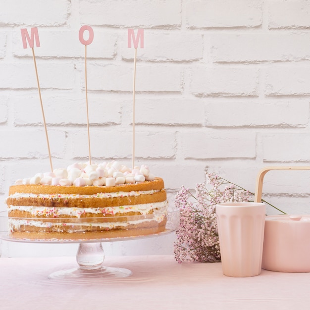 Concepto del día de la madre con tarta y conjunto de té