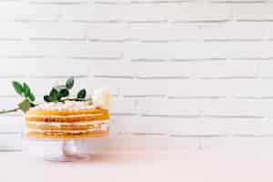 Foto gratuita concepto del día de la madre con tarta enfrente de pared de ladrillo