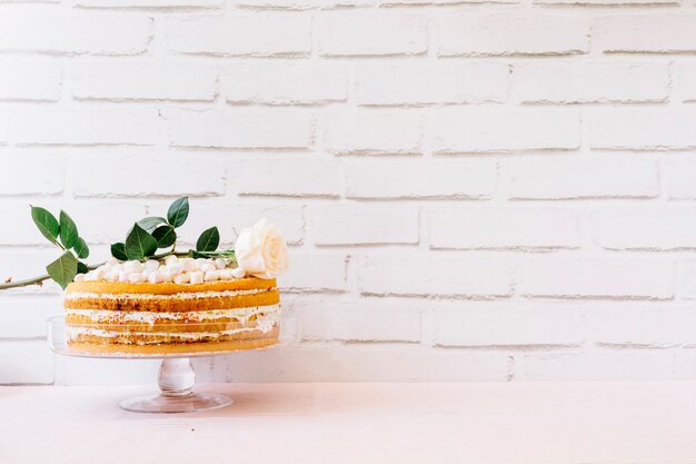 Concepto del día de la madre con tarta enfrente de pared de ladrillo